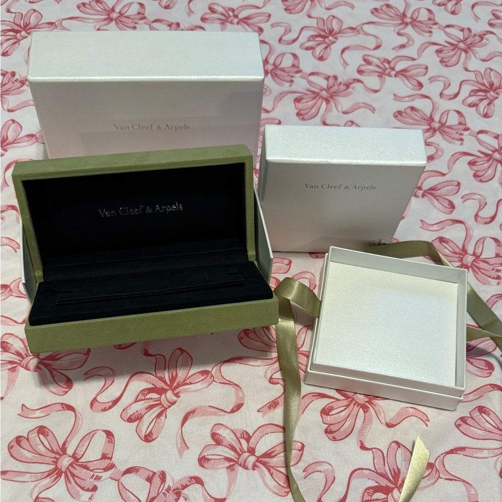 Van Cleef & Arpels bracelet and necklace boxes  #luxury #jewelry